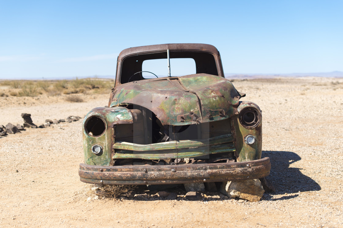 Заброшенный автомобиль в пустыне